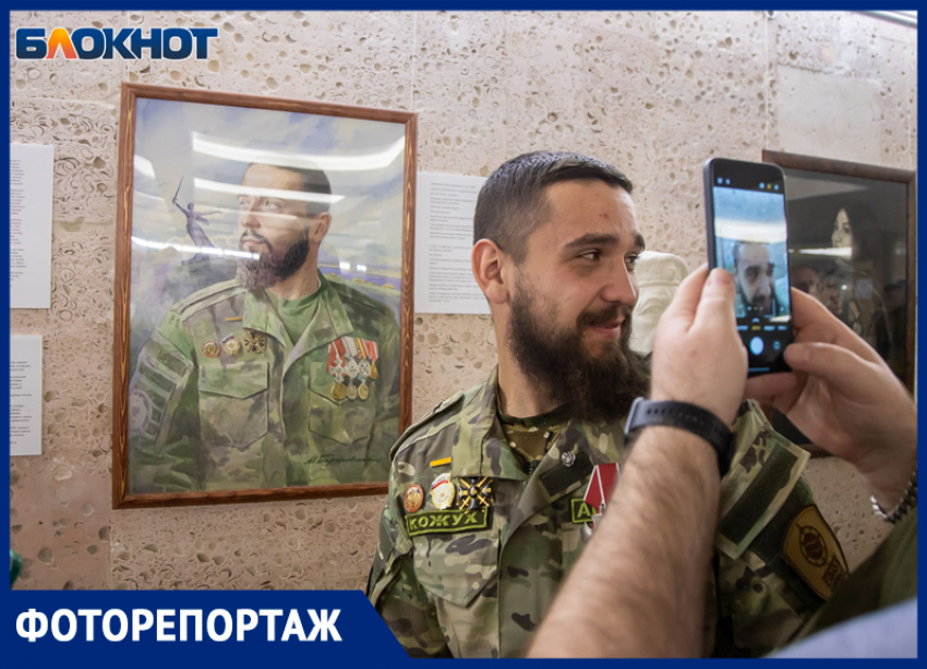 От Курска до Волжского: в городе открылась передвижная выставка портретов героев СВО «Родина в сердце героя»