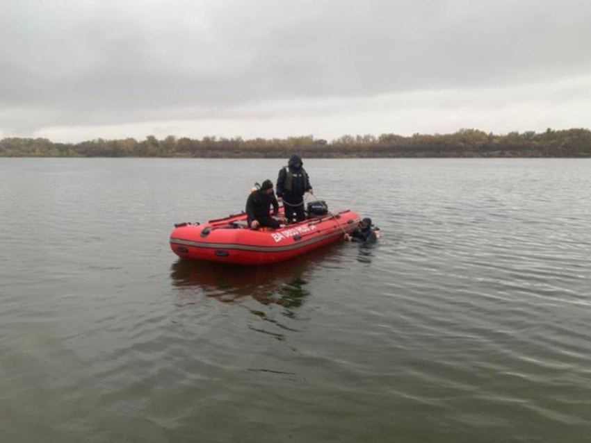 После крушения лодки на Волге один рыбак пропал под водой