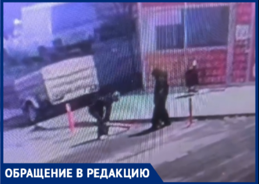 «Сила есть — ума не надо»: камеры в Волжском засняли, как подростки издевались над ограждением, пока он не упало