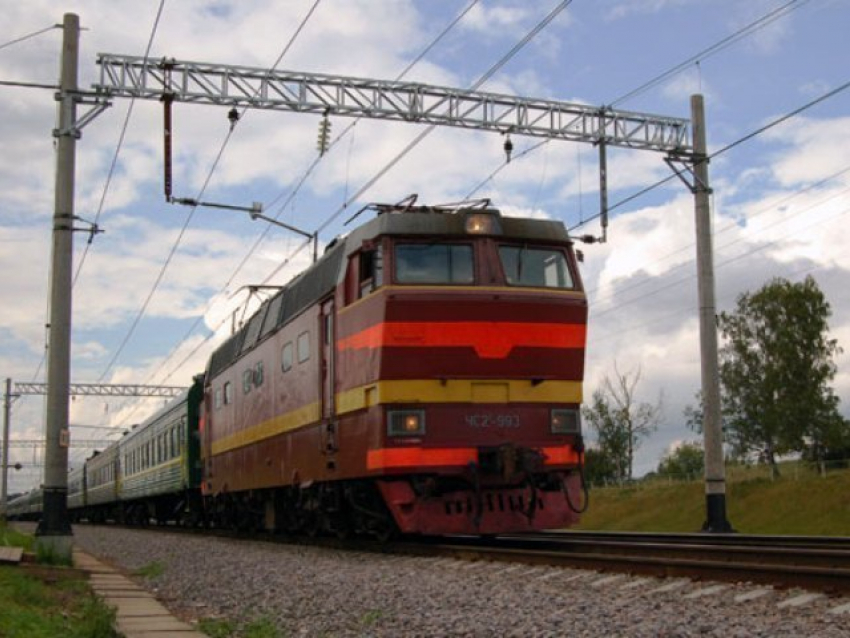 На юге Волгограда скорый поезд насмерть сбил нетрезвую пенсионерку