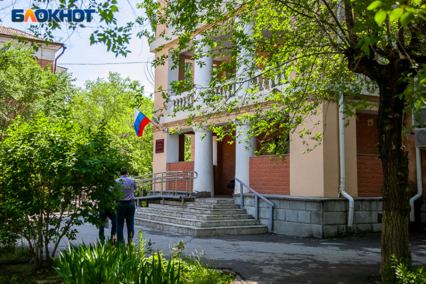 Детская площадка за 6 миллионов: в Волжском будут судить директора фирмы за хищение и «откат» чиновнику