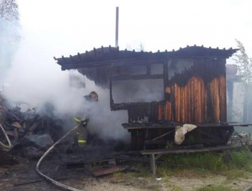 Поход в баню закончился сильным пожаром в Среднеахтубинском районе