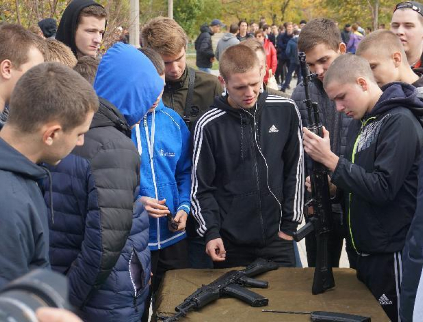 Молодым людям из Волжского показали, как разбирать и собирать оружие