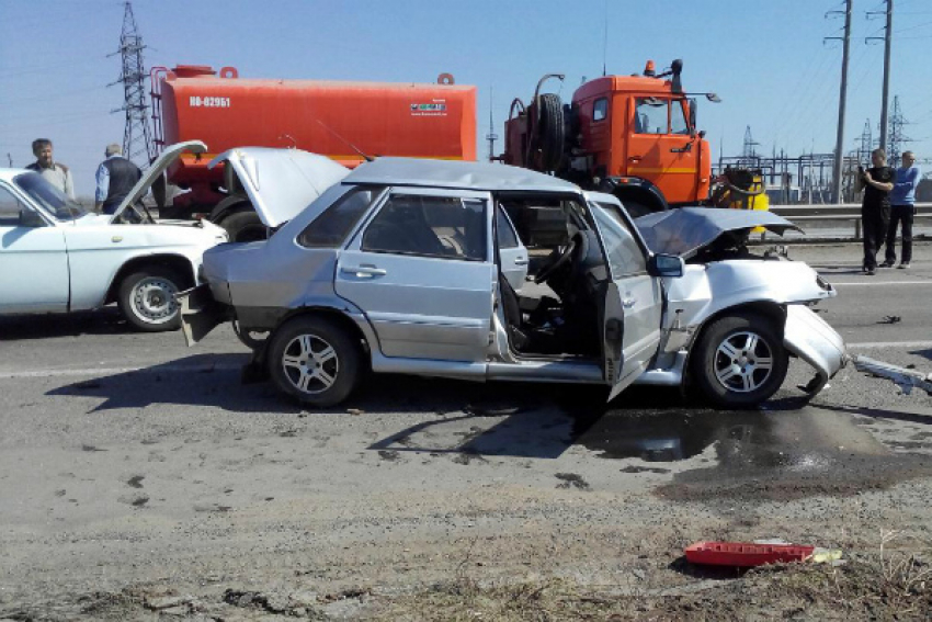 Водитель «пятнадцатой» спровоцировал несколько ДТП, столкнувшись с уборочной машиной под Волгоградом