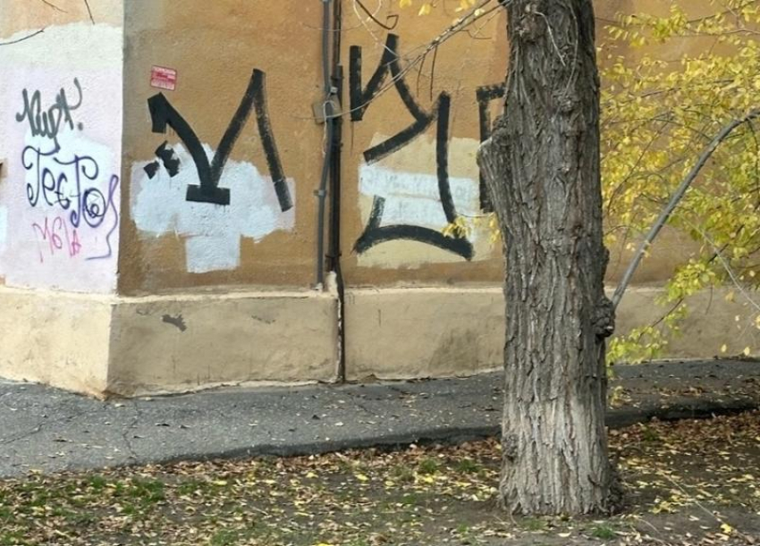 Волжский утопает в чужих подписях: вандалы изрисовали всю старую часть города