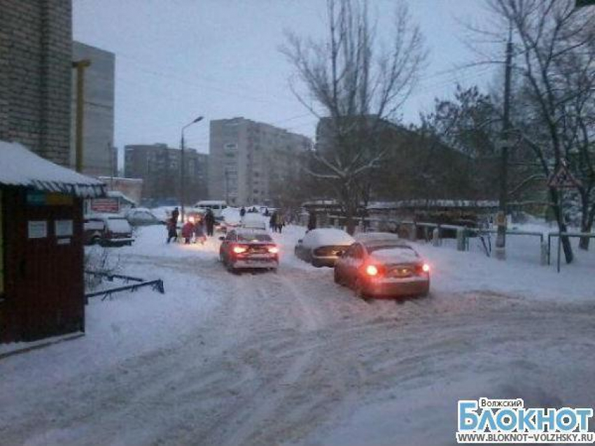 В Волжском за сутки из-за снегопада произошло 67 аварий