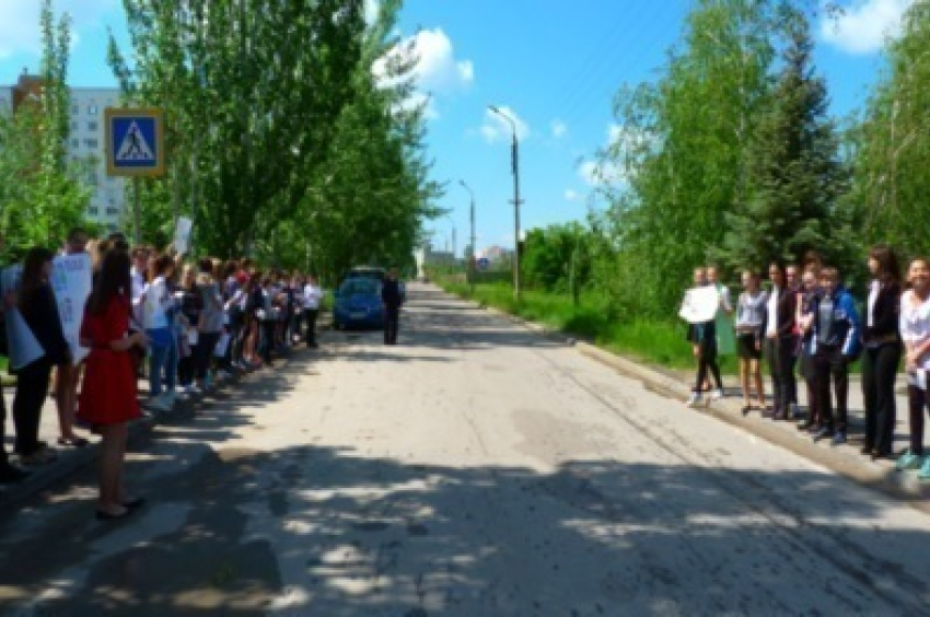 Школьники Волжского приняли участие в акции “Дети на дороге”