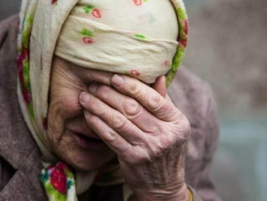 В Ленинском районе мошенник обманул пенсионерку при продаже дома