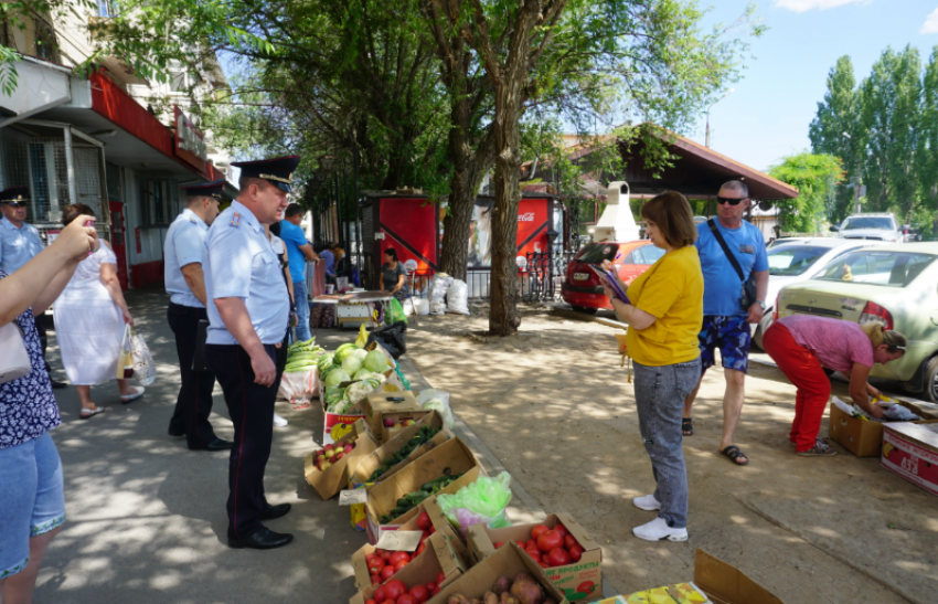 «Следует воздержаться от покупок продуктов с земли»: администрация борется с овощами на стихийных рынках