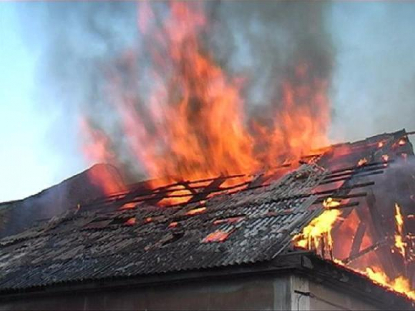 Ночью в Волжском на дачном домике сгорела крыша