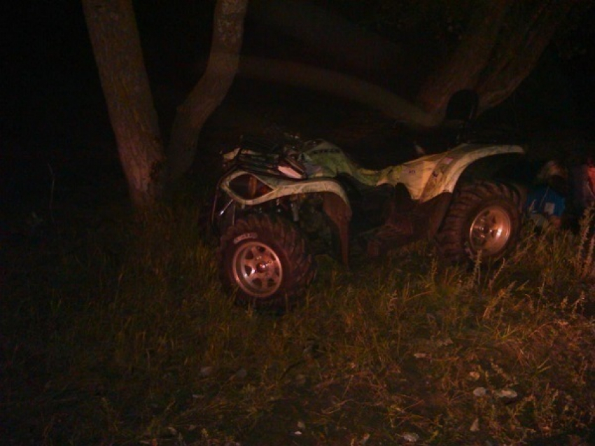 Под Волгоградом лихач на квадроцикле угробил себя и своего пассажира