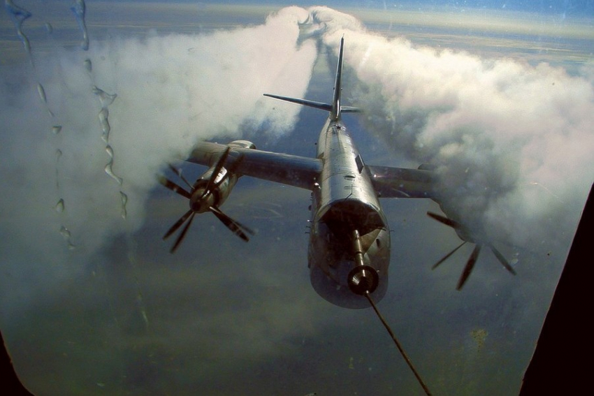 В небе под Волгоградом летчики на бомбардировщиках отработают дозаправку в воздухе