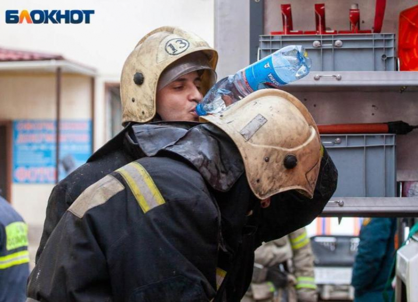 Пожар в порту: в Волжском загорелось заброшенное судно