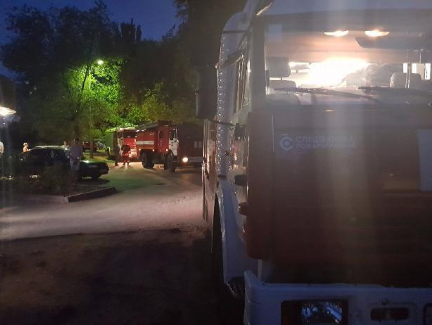 Шесть пожарных машин тушили электрощиток в жилом доме в Волжском