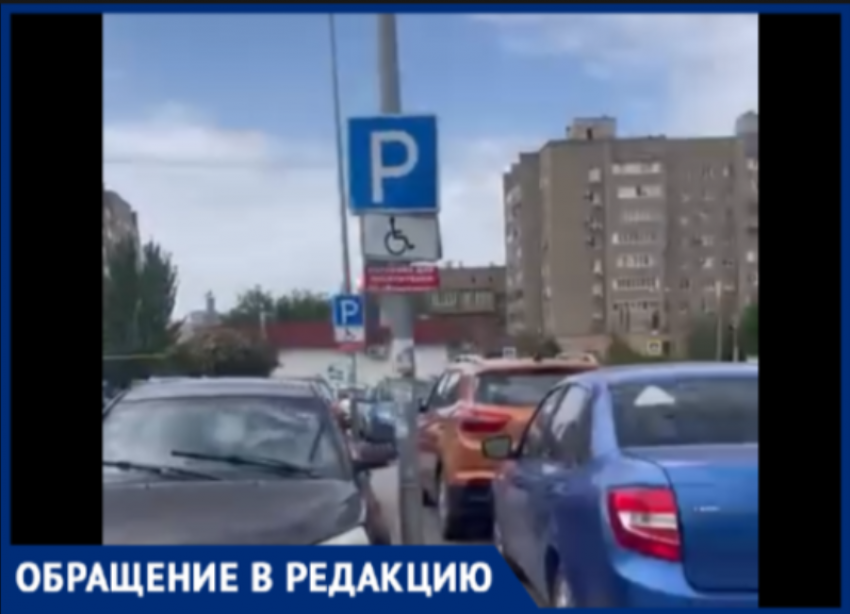 «Никогда нет мест»: волжанка пожаловалась на постоянную оккупацию парковки для инвалидов у ТЦ «Валентина»