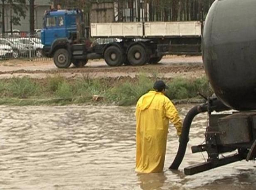 На улицы Волжского вывели спецтехнику для откачки воды