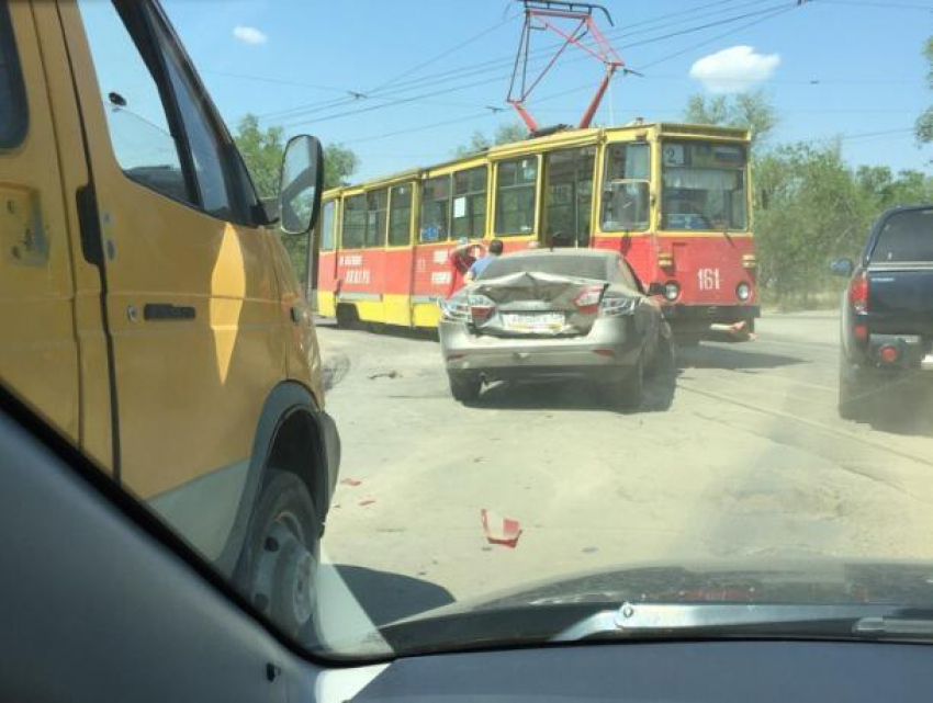 Комбо: трамвай, «легковушка» и маршрутка столкнулись в Волжском