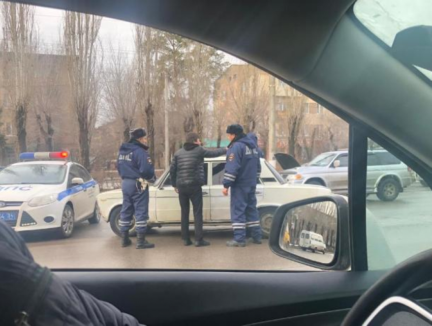 Любитель тонировки устроил «шоу» на дороге Волжского