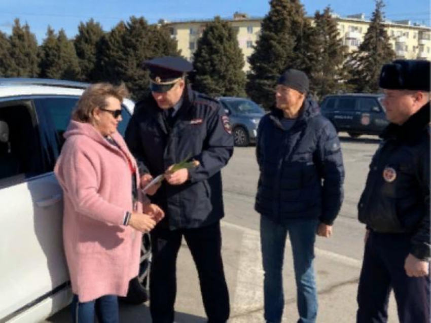 Сотрудники ГИБДД в Волжском поздравили автоледи с наступающим 8 марта