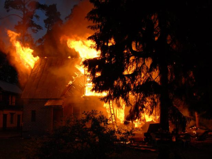 Два человека погибли в горящем доме в Волжском