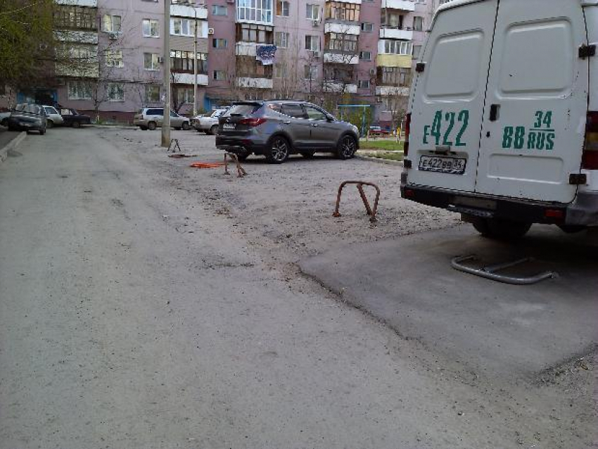 Автохамы самовольно огородили VIP-стоянку во дворе многоэтажки в Волжском 