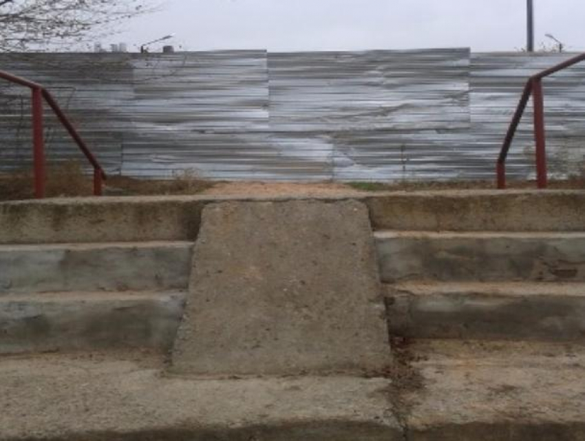 «Самовольники» перекрыли забором единственную дорогу к школе в Волжском