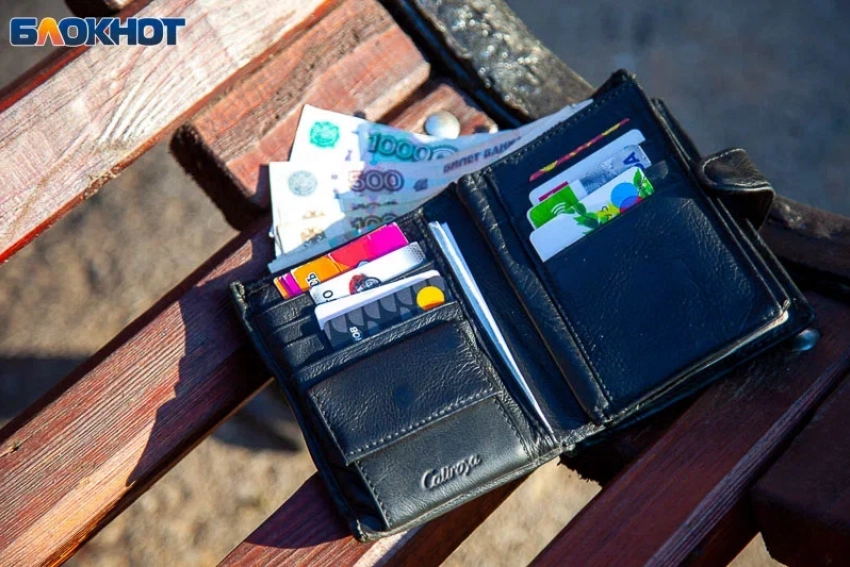 В Волжском на переходе у поликлиники орудовала карманница