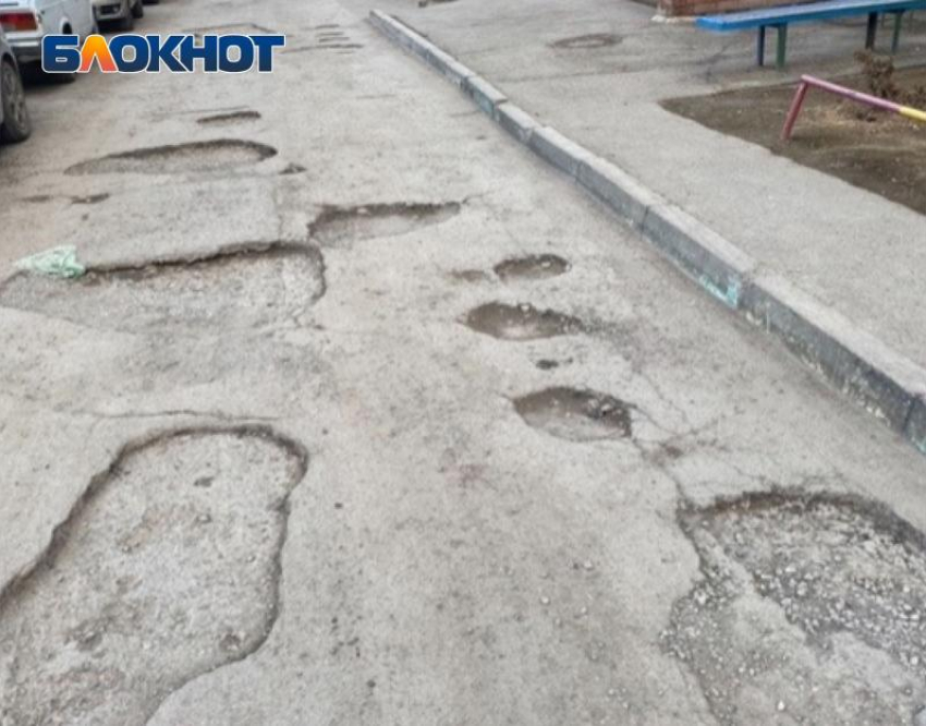 «Таких дорог я даже в старой части не видела»: в 25 микрорайоне Волжского образовались кратеры