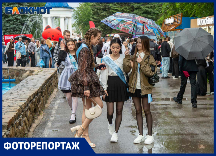 Тысячи мокрых, но счастливых выпускников Волжского: фоторепортаж с последнего звонка под дождём