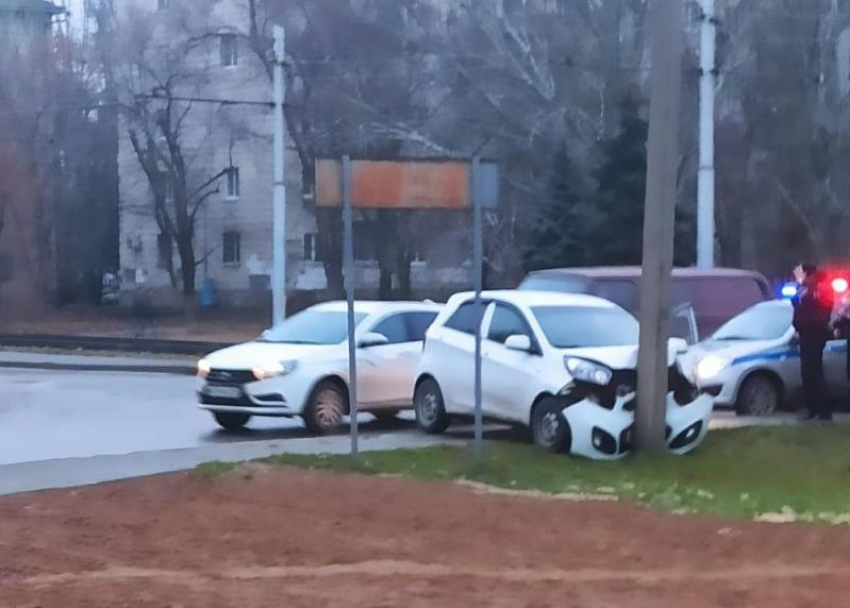Утро началось не с кофе: автомобилист сбил столб в Волжском