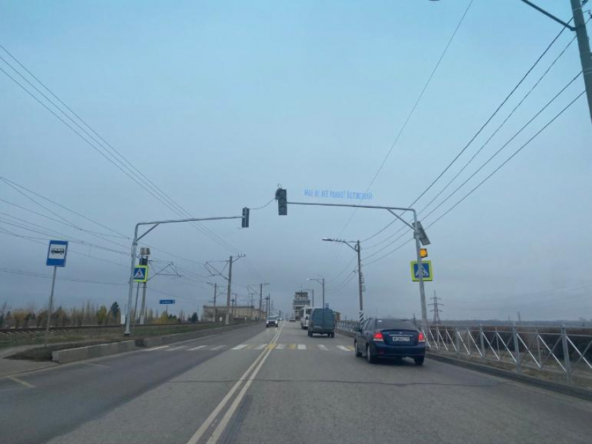 На переходе у шлюзов установили светофор и заборы после смертельной аварии