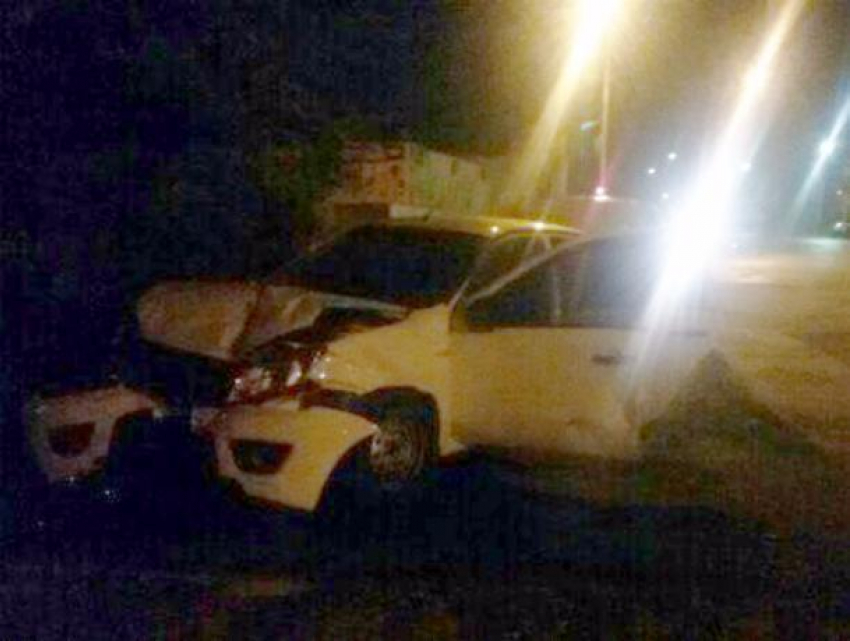 Машины «всмятку": на пустой дороге столкнулись два автомобиля в Волжском