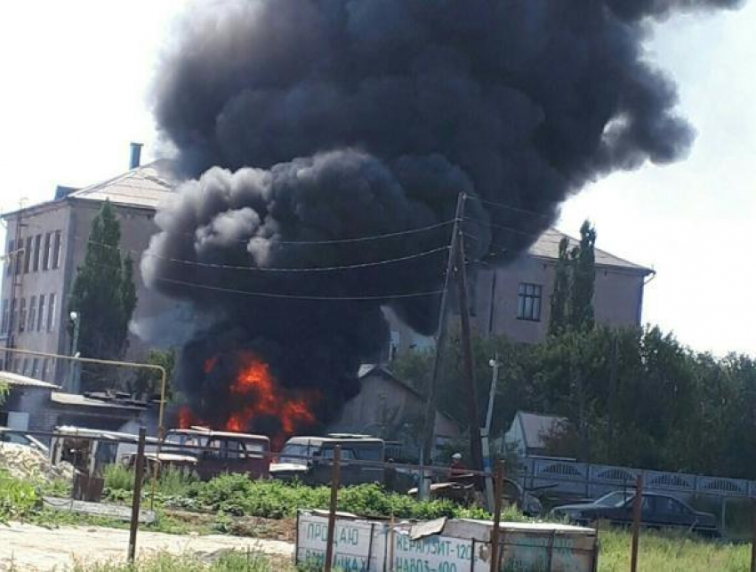 Пламя разрушительного пожара охватило два автомобиля в Волжском
