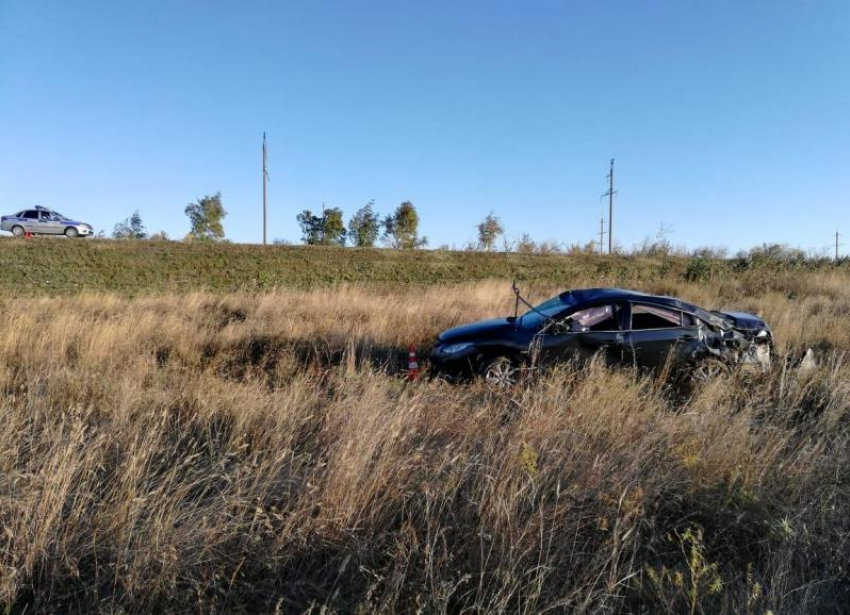 Водителя иномарки госпитализировали после аварии на трассе в Волгоградской области