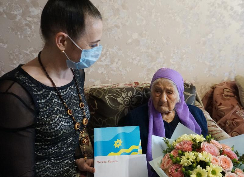 Жительницу Волжского поздравили со 100-летием