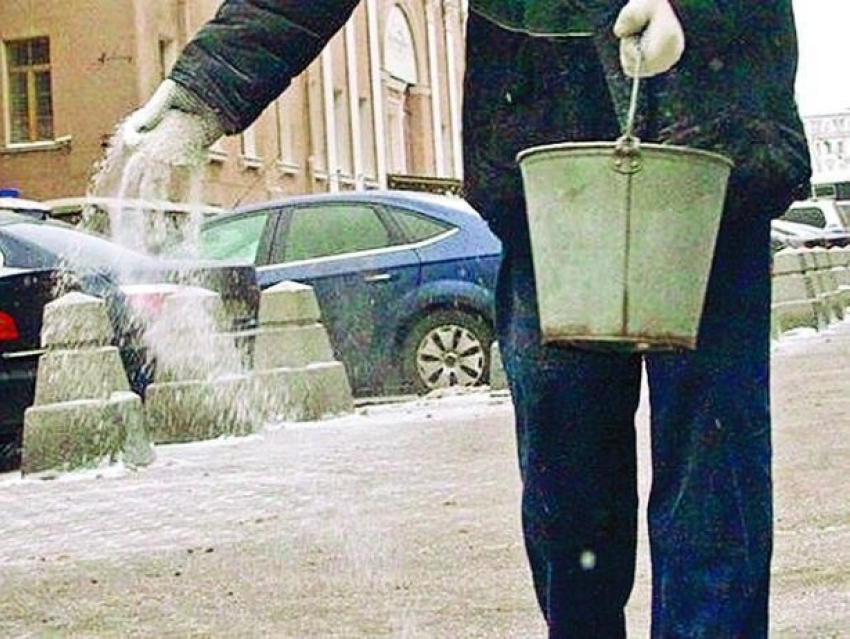 В Волжском коммунальщики активно ведут борьбу с гололедом