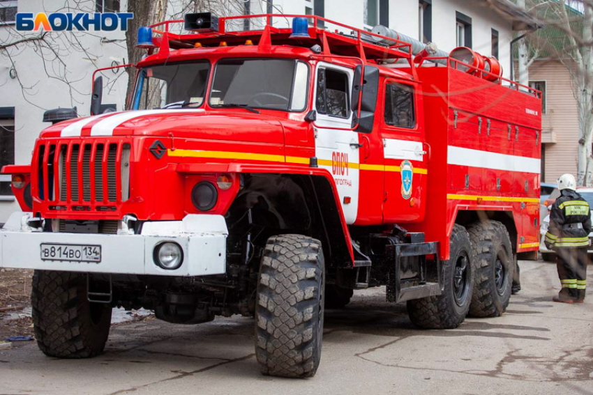 Машина выгорела в ночном пожаре на Карбышева в Волжском: видео и причины ЧП