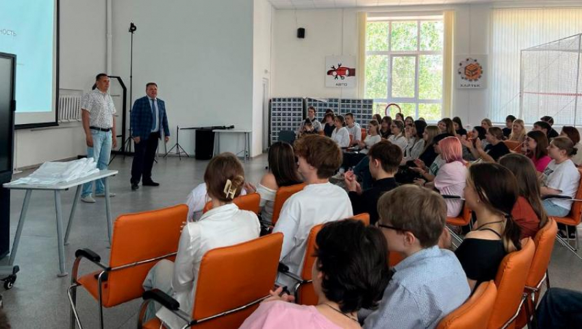 «Будущее за цифровой экономикой!»: Владимир Ефимов оценил инновации в «Кванториуме» Волжского