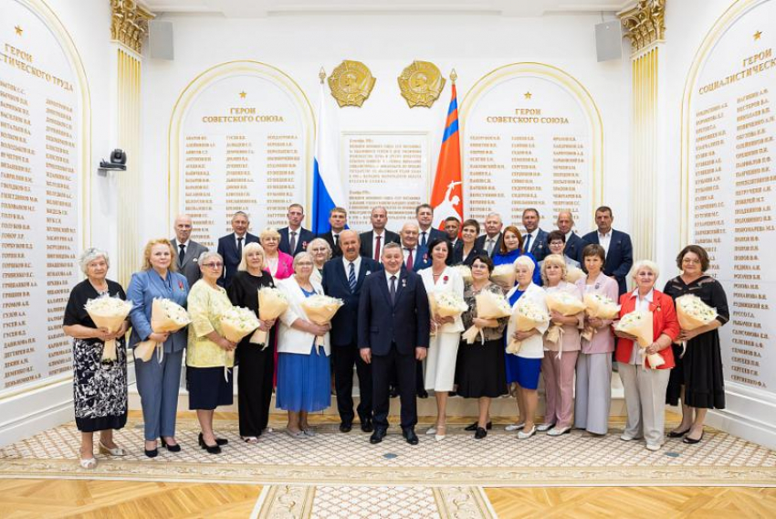 Губернатор наградил волжскую учительницу почетным званием «Заслуженный учитель России»