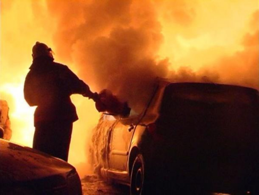  ﻿Пожар на четыре миллиона: две иномарки спалили ночью в Волжском 