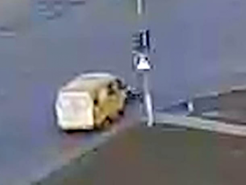 Маршрутчик сбил пешехода в Волжском прямо на «зебре»