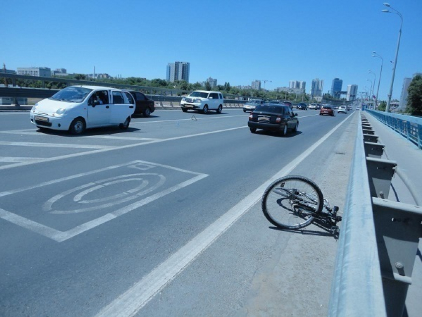 На «танцующем мосту» 79-летний велосипедист угодил под колеса «Дэу-Матиз"