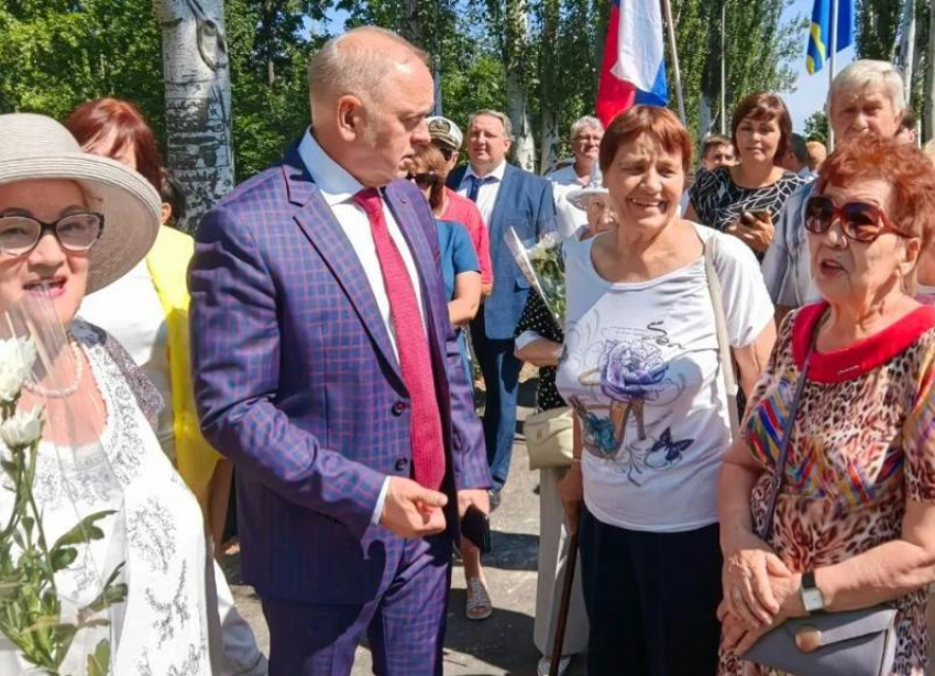 Глава города Волжского поздравил волжан с Днем пожилого человека