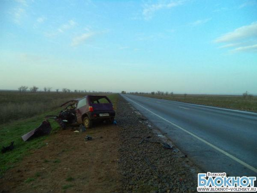 На трассе «Волгоград-Элиста» ОКА влетела в экскаватор