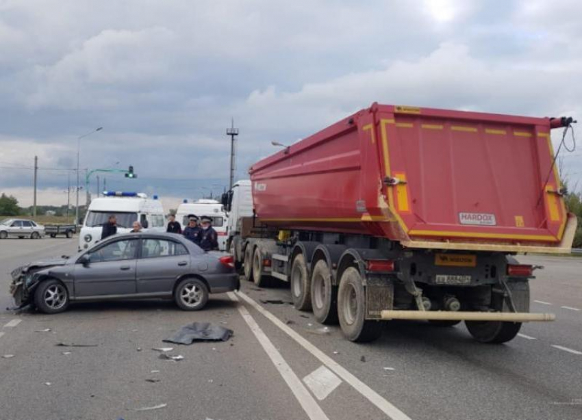 Автоледи врезалась в «скорую» на трассе под Волгоградом: есть раненые