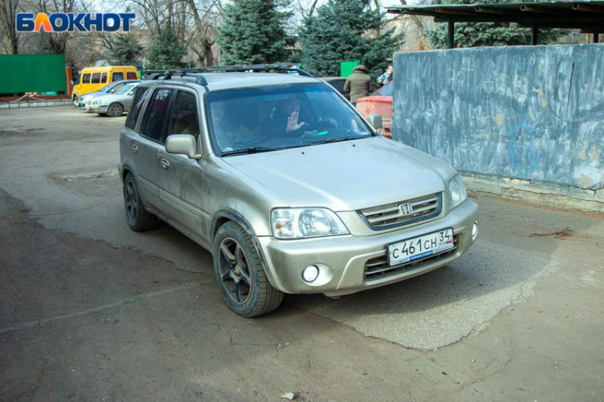 В Волжском малолетние хулиганы срывают эмблемы с авто и хвастаются на детских площадках