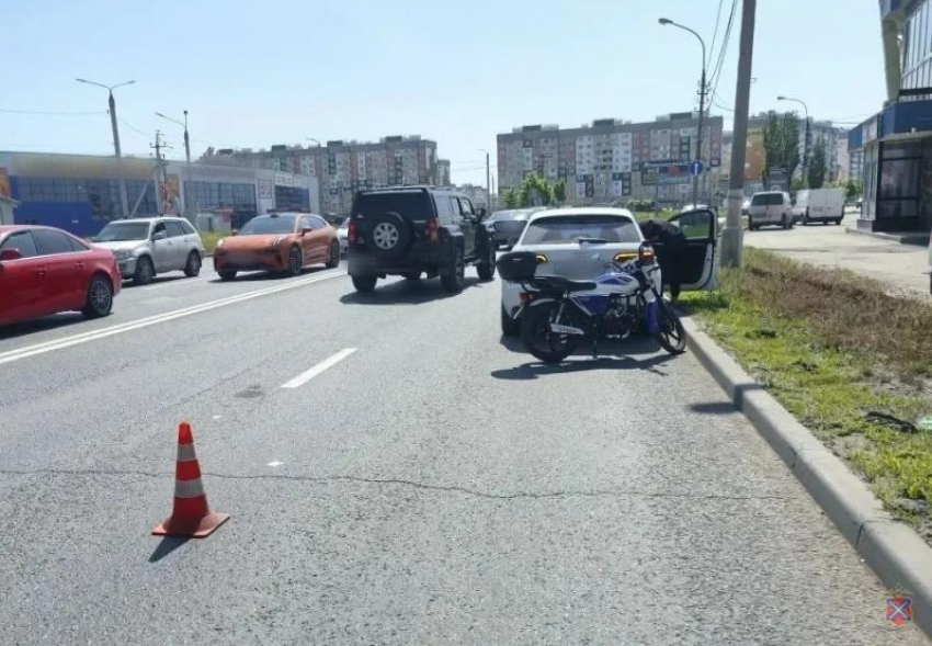 Водитель мопеда устроил ДТП в Волжском