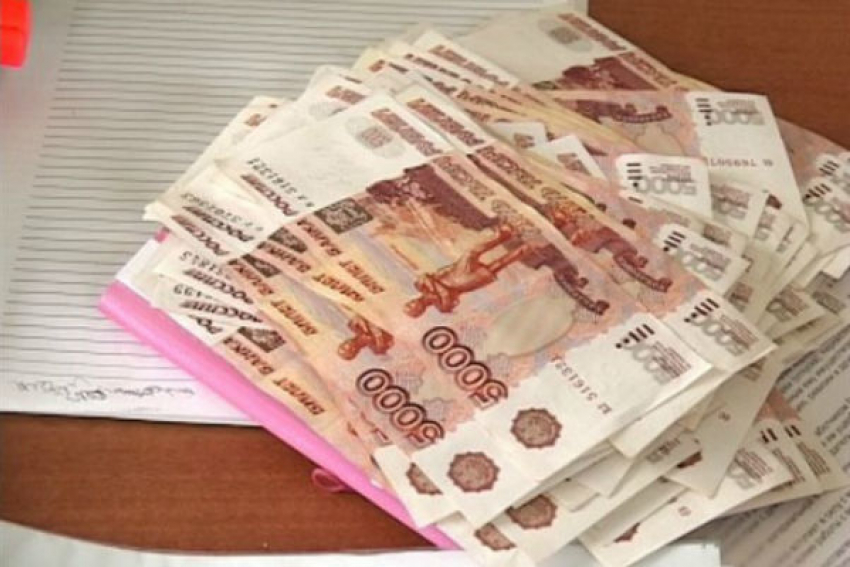 Замначальник судебных приставов Волгоградской области обвиняется во взятке в 200 тысяч