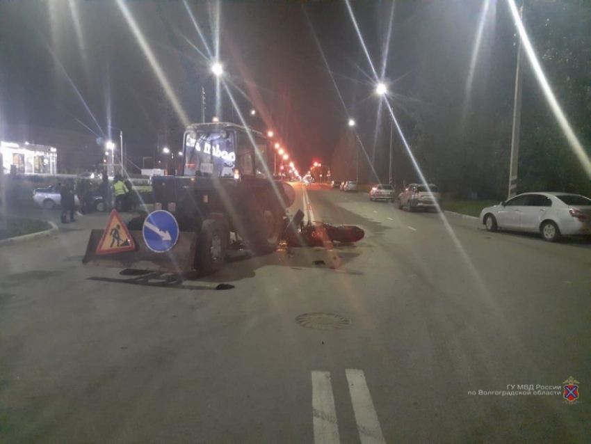 В Волжском мотоцикл врезался в трактор: водитель и пассажирка госпитализированы