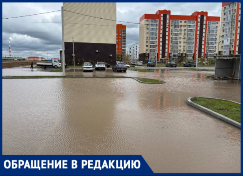 «Люди в сапогах эвакуировали автомобили»: новостройка в Волжском ушла под воду после дождя